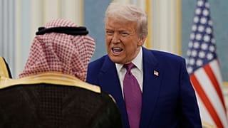 الرئيس دونالد ترامب يحيي الوفود خلال حفل وصول إلى القصر الملكي في الرياض ، المملكة العربية السعودية ، الثلاثاء 13 مايو 2025.