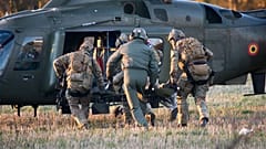 Soldados das Forças Especiais belgas efectuam uma evacuação médica simulada durante um exercício de treino militar conjunto da Agência Europeia de Defesa, a 30 de novembro de 2016.