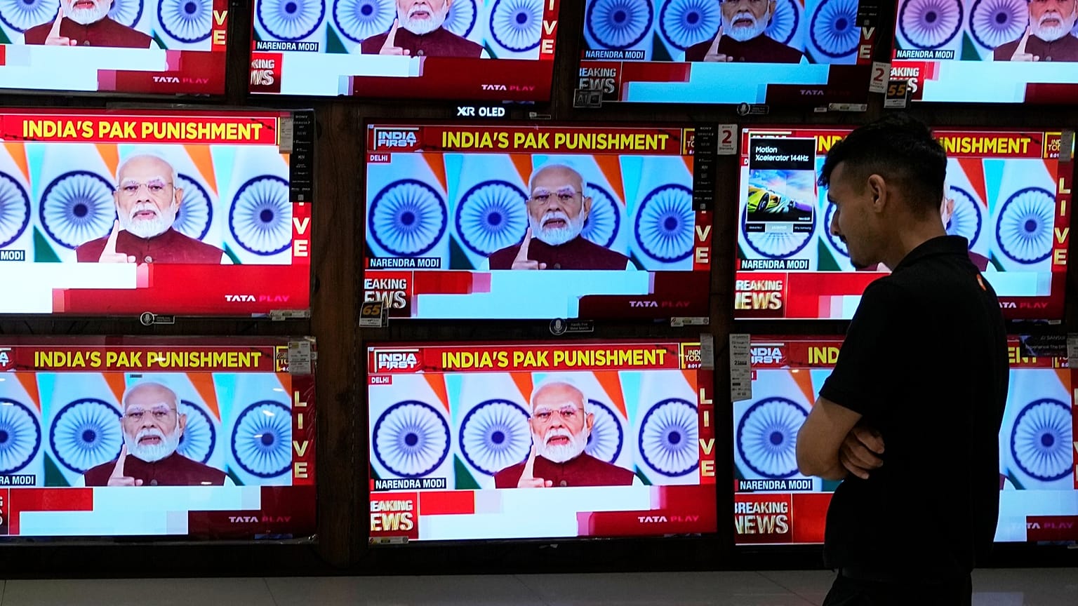 Discurso del primer ministro indio Narendra Modi en las pantallas de televisión de un centro comercial tras la "Operación Sindoor" en Bombay, India.