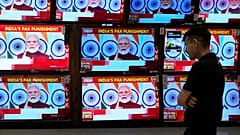 Bir adam Hindistan Başbakanı Narendra Modi'nin Mumbai'deki 'Sindoor Operasyonu' sonrasında bir alışveriş merkezinde yaptığı konuşmayı televizyon ekranlarından canlı olarak izliyor.