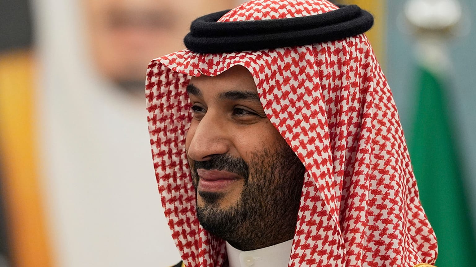 ولي العهد السعودي الأمير محمد بن سلمان ينضم إلى الرئيس دونالد ترامب لتحية الوفود في القصر الملكي في الرياض، المملكة العربية السعودية، الثلاثاء، 13 مايو/أيار 2025.