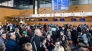 Viaggiatori in attesa al terminal dell'aeroporto di Charleroi, 9 febbraio 2013