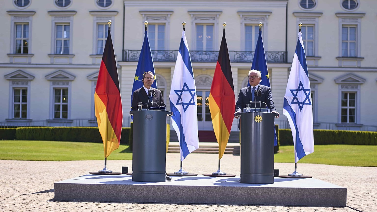 الرئيس الألماني فرانك فالتر شتاينامير والرئيس الإسرائيلي إسحاق هرتسوغ خلال مؤتمر صحافي أثناء زيارة الأخير إلى ألمانيا 