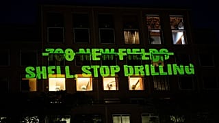 Una proyección de Milieudefensie sobre la oficina de Shell en los Países Bajos anoche, instando a la empresa a detener las perforaciones.