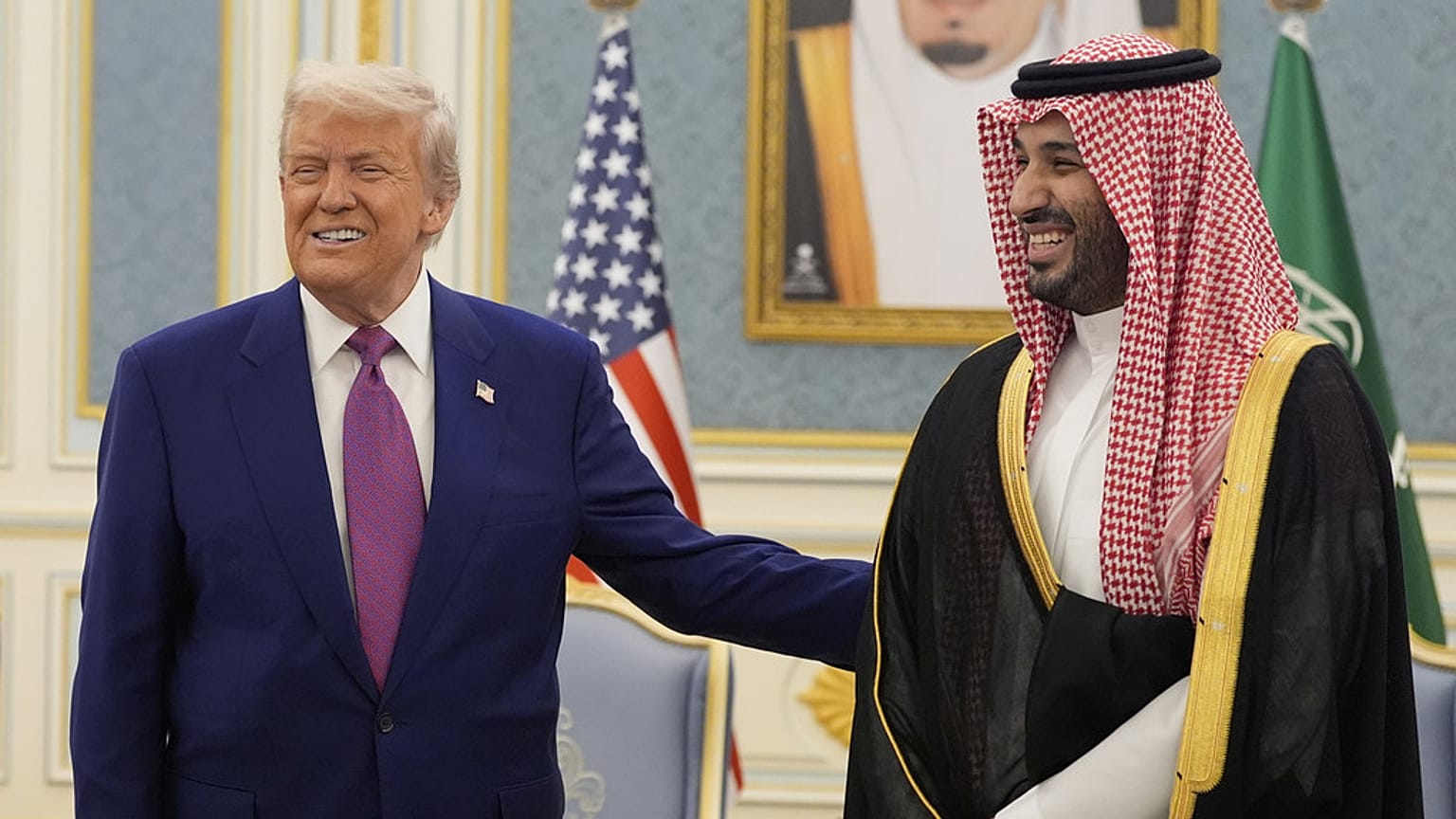 ABD Başkanı Donald Trump ve Suudi Arabistan Veliaht Prensi Muhammed bin Selman, 13 Mayıs 2025, Salı günü Suudi Arabistan'ın başkenti Riyad'daki Kraliyet Sarayı'nda heyetlerle bir araya gelirken jest yaptılar