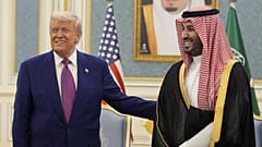 ABD Başkanı Donald Trump ve Suudi Arabistan Veliaht Prensi Muhammed bin Selman, 13 Mayıs 2025, Salı günü Suudi Arabistan'ın başkenti Riyad'daki Kraliyet Sarayı'nda heyetlerle bir araya gelirken jest yaptılar