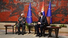 Der Präsident des Europäischen Rates Antonio Costa, links, spricht während eines Gesprächs mit dem serbischen Präsidenten Aleksandar Vucic im Serbien-Palast in Belgrad, Serbien, Dienstag, 13. Mai 2025.