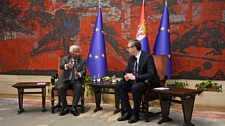 Antonio Costa, az Európai Tanács elnöke (balra) beszél Aleksandar Vučić szerb elnökkel a belgrádi Szerbia Palotában 2025. május 13-án, kedden.