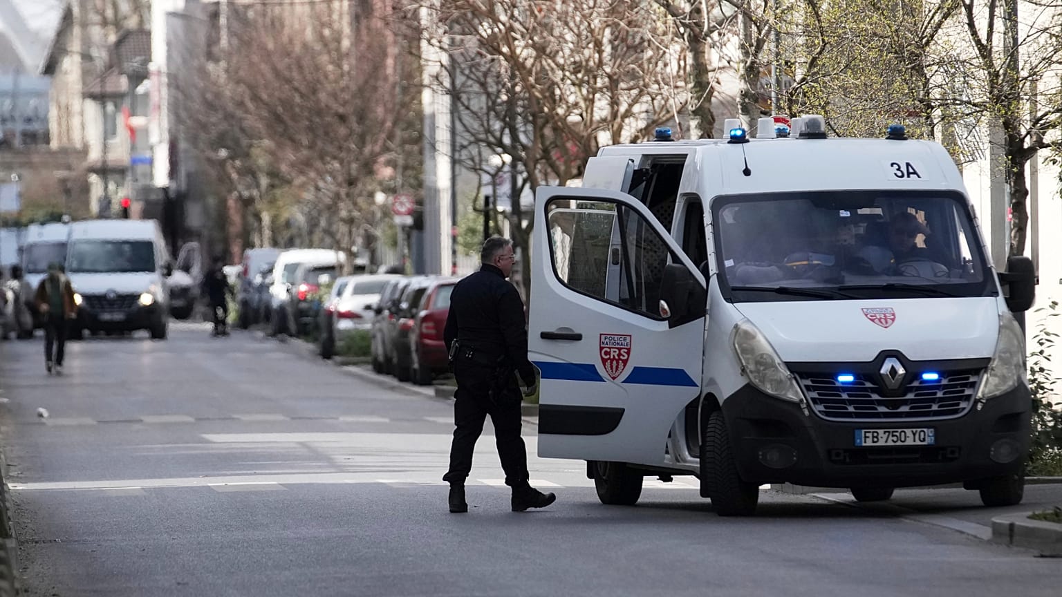 Policyjna furgonetka na jednej z ulic Paryża.