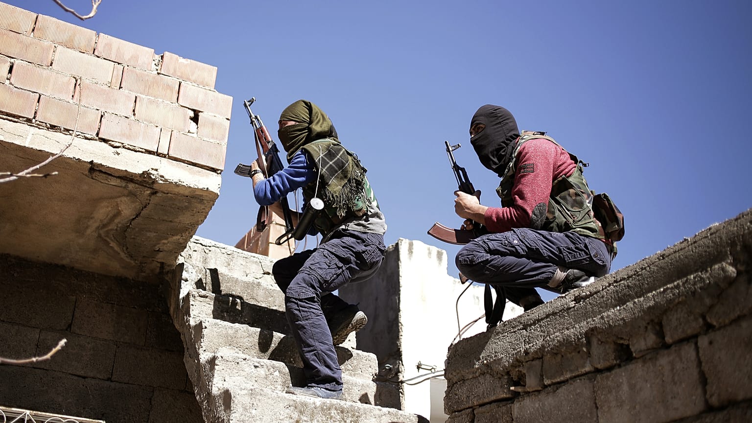 Μαχητές του PKK τρέχουν καθώς επιτίθενται στις τουρκικές δυνάμεις ασφαλείας στο Νουσαϊμπίν, 1 Μαρτίου 2016