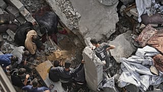 الركام في غزة بعد غارة إسرائيلية - أبريل 2025