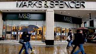 Yayalar 19 Mayıs 2009 Salı günü Londra'daki Marble Arch'ta Marks and Spencer'ın bir şubesinin önünden geçiyor.