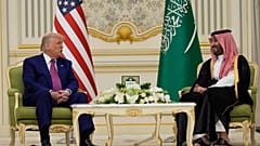 الرئيس دونالد ترامب وولي العهد السعودي الأمير محمد بن سلمان يتحدثان خلال اجتماع في القصر الملكي في الرياض ، المملكة العربية السعودية ، الثلاثاء 13 مايو 2025.