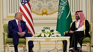 الرئيس دونالد ترامب وولي العهد السعودي الأمير محمد بن سلمان يتحدثان خلال اجتماع في القصر الملكي في الرياض ، المملكة العربية السعودية ، الثلاثاء 13 مايو 2025.
