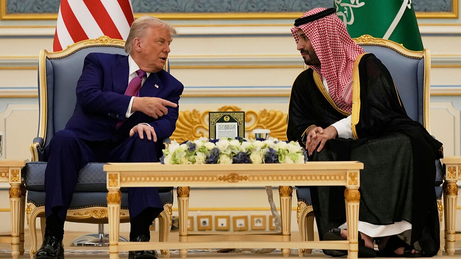 Präsident Donald Trump und der saudische Kronprinz Mohammed bin Salman sprechen während eines Treffens im Königspalast in Riad, Saudi-Arabien, Dienstag, 13. Mai 2025. 