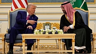 Präsident Donald Trump und der saudische Kronprinz Mohammed bin Salman sprechen während eines Treffens im Königspalast in Riad, Saudi-Arabien, Dienstag, 13. Mai 2025.