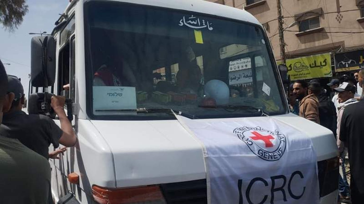 الباص الذي يقل الفلسطينيين المفرج عنهم