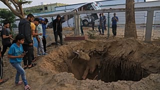 Palestinesi ispezionano il sito di un attacco aereo dell'esercito israeliano contro l'ospedale Europeo di Khan Younis, nella Striscia di Gaza (13 maggio 2025)