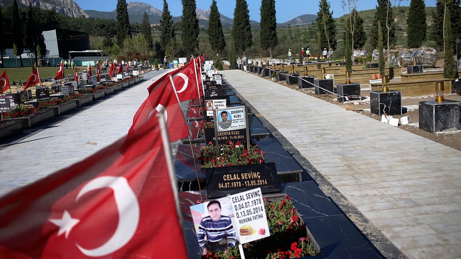 Soma'da hayatını kaybeden madencilerin mezarları görüntüleniyor, 10 Mayıs 2015