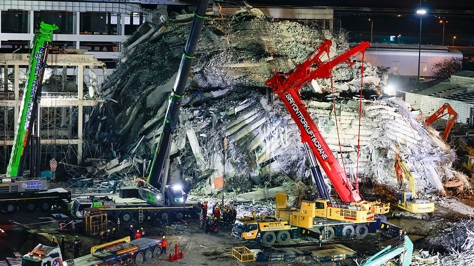 Ağır iş makineleri Bangkok'ta çöken bir binanın bulunduğu alandaki beton yığınını temizlemek için kullanılırken, 1 Nisan 2025