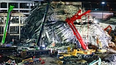 Ağır iş makineleri Bangkok'ta çöken bir binanın bulunduğu alandaki beton yığınını temizlemek için kullanılırken, 1 Nisan 2025