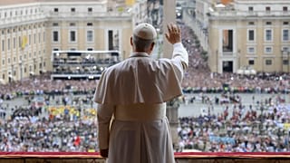 Papa Leão XIV acena da varanda central da Basílica de São Pedro, na Cidade do Vaticano, a 11 de maio de 2025