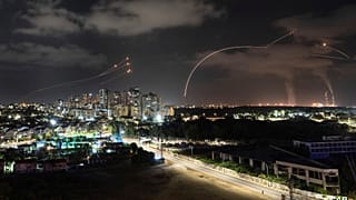صورة من الأرشيف لاعتراض القبة الحديدية لصواريخ أطلقت من اليمن عام 2023