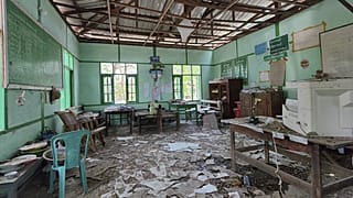 Tabayin kasabasında cuntanın hava saldırısında vurulduğu iddia edilen ve enkazla dolu bir sınıf, 12 Mayıs, 2025 