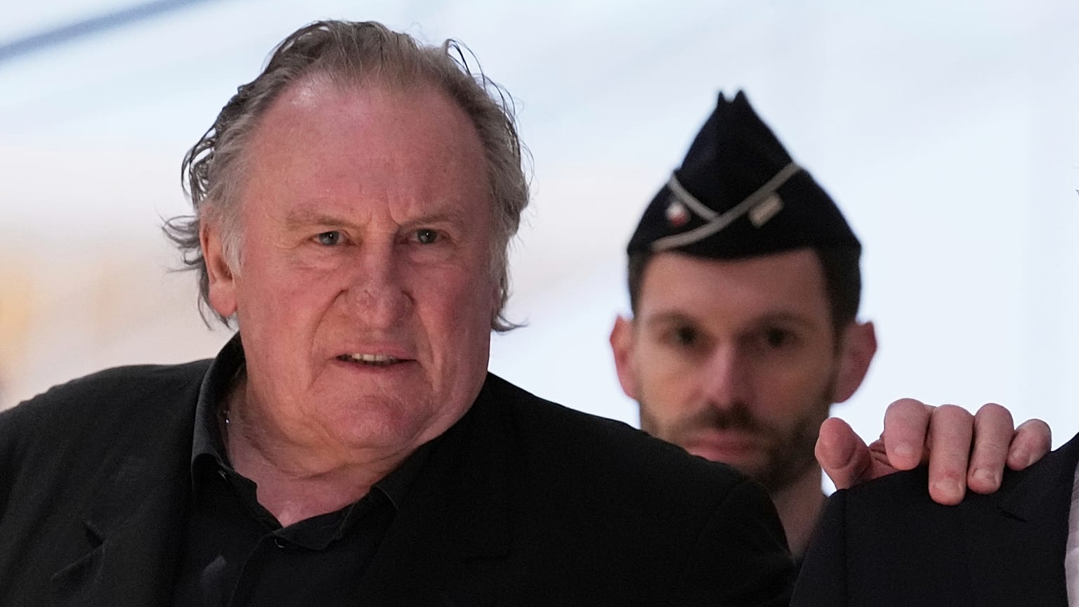 Aktor Gerard Depardieu przybywa na rozprawę sądową w związku z domniemanymi napaściami seksualnymi na dwie kobiety na planie filmowym w 2021 r., 24 marca 2025 r. w Paryżu.