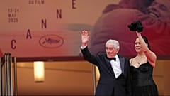 Robert De Niro und Tiffany Chen posieren für Fotografen während des roten Teppichs der Eröffnungszeremonie der 78. internationalen Filmfestspiele in Cannes, Frankreich, Dienstag, 13. Mai 2025