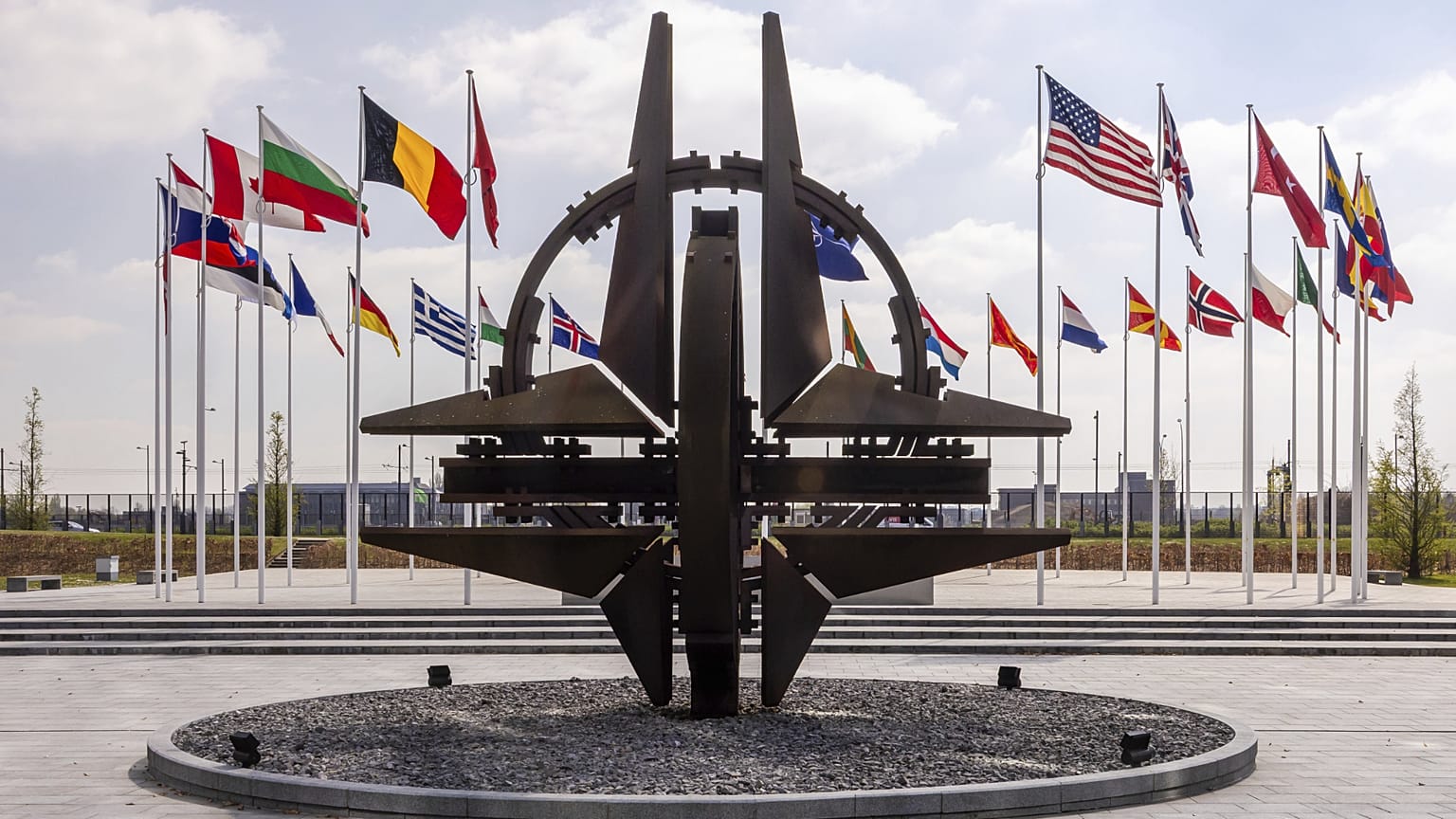 Bandeiras dos membros da Aliança na sede da NATO em Bruxelas, 10 de abril de 2025