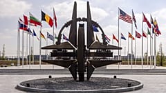 Flaggen der Bündnismitglieder im NATO-Hauptquartier in Brüssel, 10. April 2025