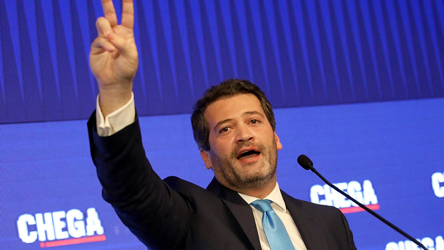 André Ventura, leader del partito populista di destra Chega, si rivolge ai suoi sostenitori dopo l'annuncio dei risultati delle elezioni legislative portoghesi a Lisbona