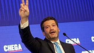 André Ventura, leader del partito populista di destra Chega, si rivolge ai suoi sostenitori dopo l'annuncio dei risultati delle elezioni legislative portoghesi a Lisbona