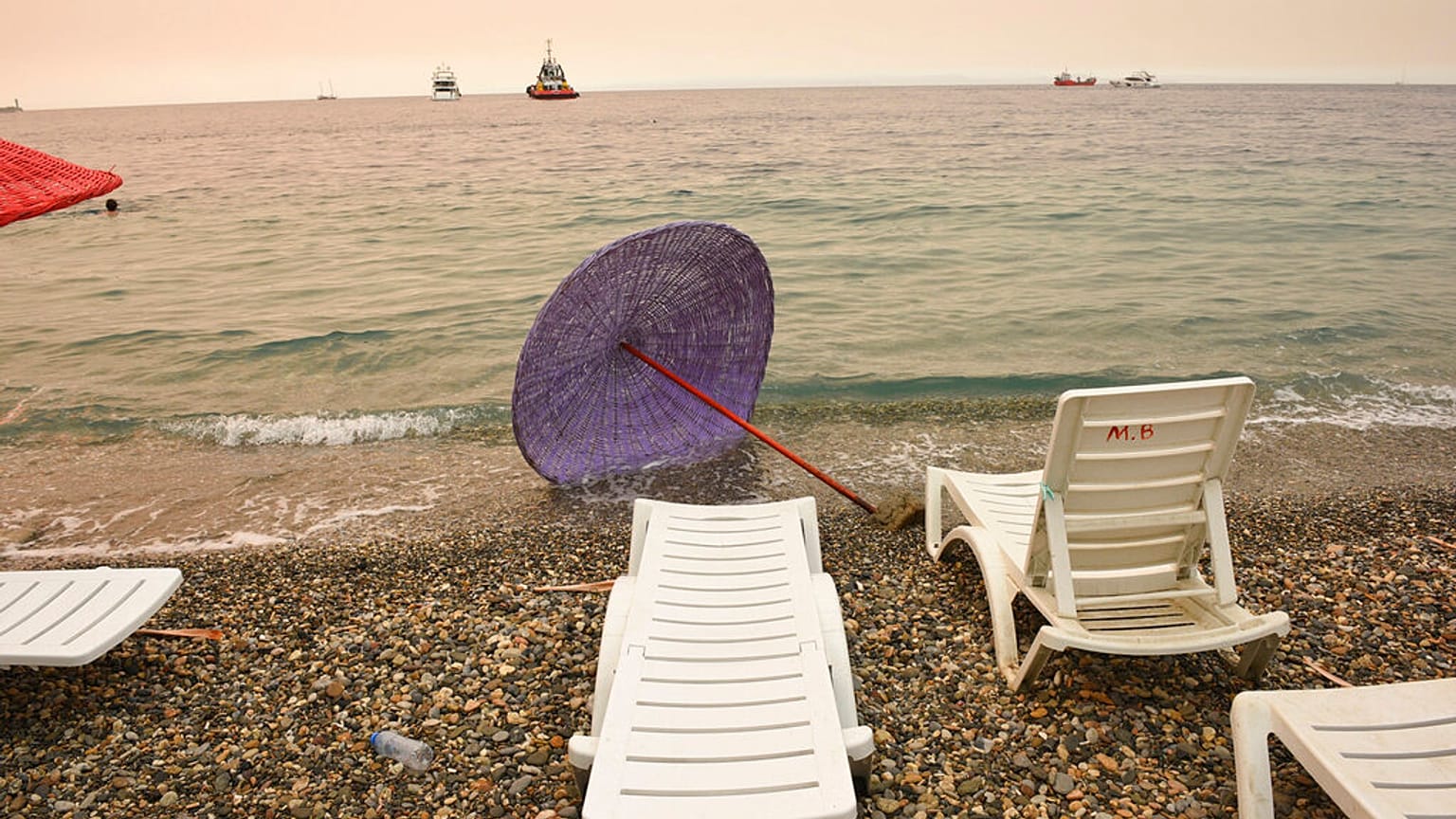 Muğla'nın Milas ilçesinde orman yangınları sonrası bir plajın görüntüsü, 5 Ağustos 2021