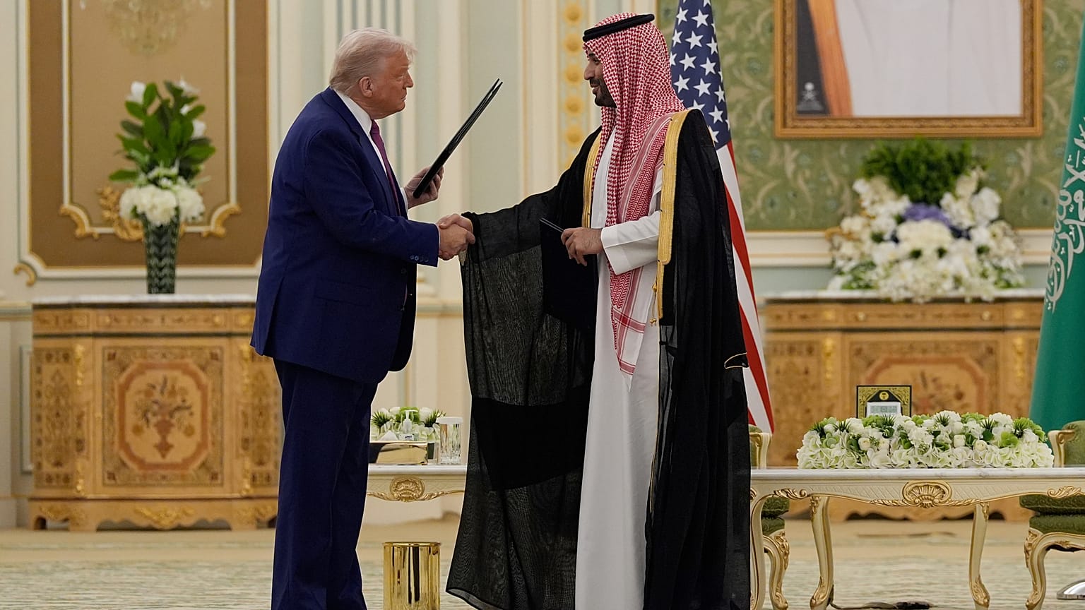 Başkan Donald Trump ve Suudi Arabistan Veliaht Prensi Muhammed bin Selman, Suudi Arabistan'ın başkenti Riyad'daki Kraliyet Sarayı'nda düzenlenen imza töreninde belgeleri takas ettikten sonra el sıkıştılar.