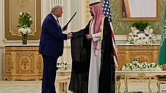 Başkan Donald Trump ve Suudi Arabistan Veliaht Prensi Muhammed bin Selman, Suudi Arabistan'ın başkenti Riyad'daki Kraliyet Sarayı'nda düzenlenen imza töreninde belgeleri takas ettikten sonra el sıkıştılar.
