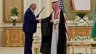 Başkan Donald Trump ve Suudi Arabistan Veliaht Prensi Muhammed bin Selman, Suudi Arabistan'ın başkenti Riyad'daki Kraliyet Sarayı'nda düzenlenen imza töreninde belgeleri takas ettikten sonra el sıkıştılar.