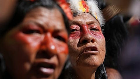 Die Waorani-Indigenen protestieren vor dem Verfassungsgericht in Ecuador, Dienstag, 13. Mai 2025.