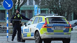 Αστυνομικοί φρουρούν κοντά στον τόπο των πυροβολισμών σε κέντρο εκπαίδευσης ενηλίκων στα περίχωρα του Όρεμπρο, Σουηδία, Πέμπτη, 6 Φεβρουαρίου 2025.