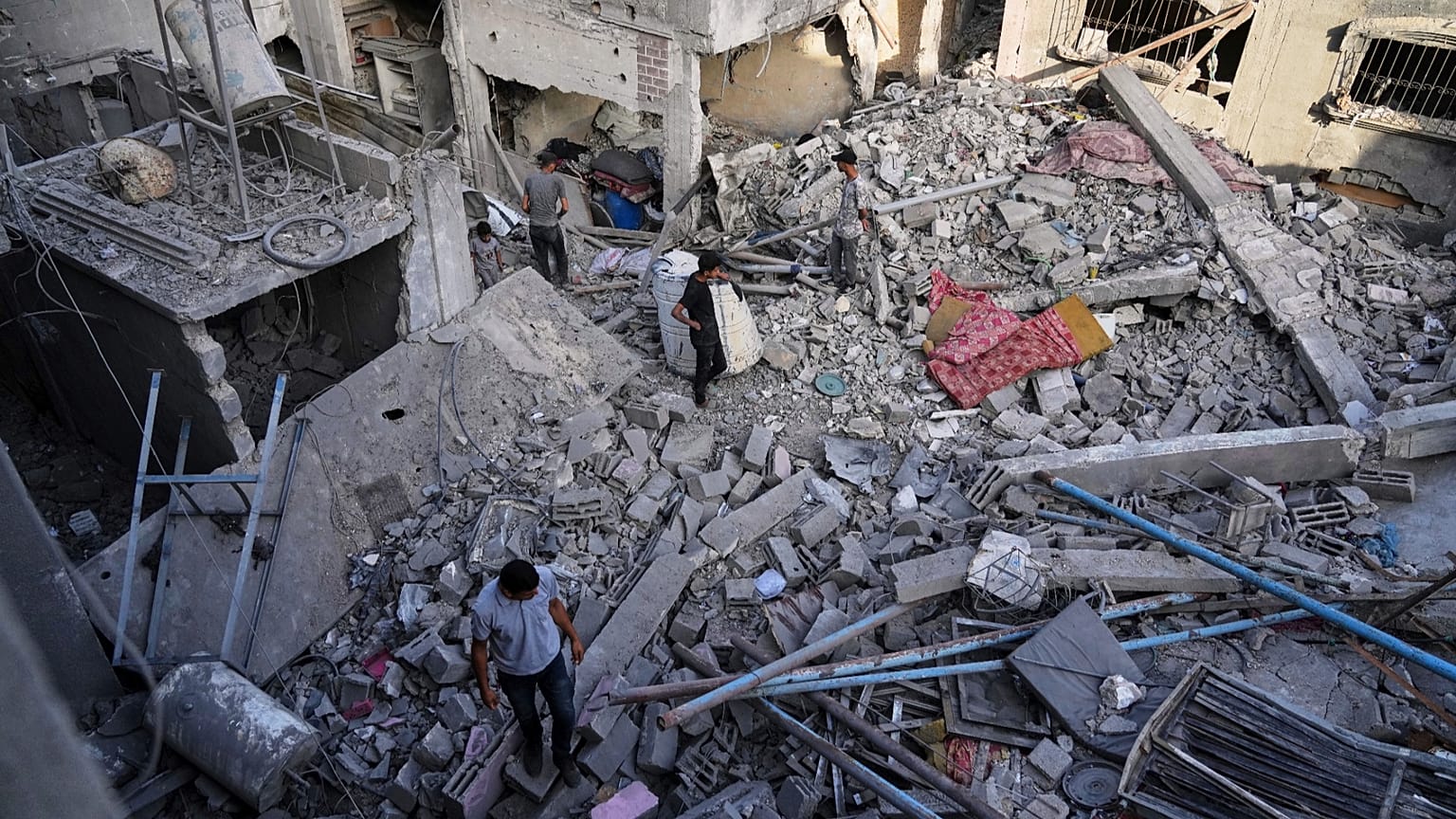 Palestinesi ispezionano le macerie delle case distrutte dagli attacchi aerei israeliani a Jabalia, nel nord della Striscia di Gaza, 14 maggio 2025
