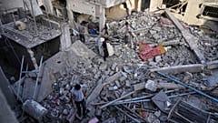 Palästinenser inspizieren die Trümmer der durch israelische Luftangriffe zerstörten Häuser in Jabalia, nördlicher Gazastreifen, 14. Mai 2025
