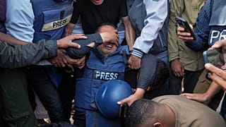 I dolenti reagiscono davanti al corpo del giornalista palestinese Hassan Eslaiah, ucciso in un attacco israeliano notturno all'ospedale Nasser, a Khan Younis, Striscia di Gaza, il 13.05.2025