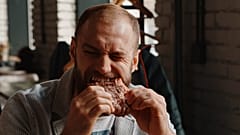 La diferencia se debe en gran medida al aumento del consumo de lo que el documento de trabajo denomina bienes "estereotipados de género" como la carne roja o los coches.