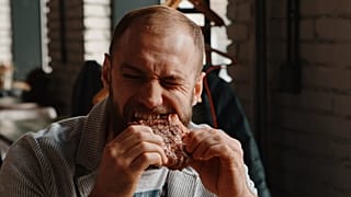 La diferencia se debe en gran medida al aumento del consumo de lo que el documento de trabajo denomina bienes "estereotipados de género" como la carne roja o los coches.