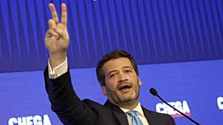 André Ventura, líder del partido populista de derechas Chega, se dirige a sus seguidores tras anunciarse en Lisboa los resultados de las elecciones legislativas portuguesas.