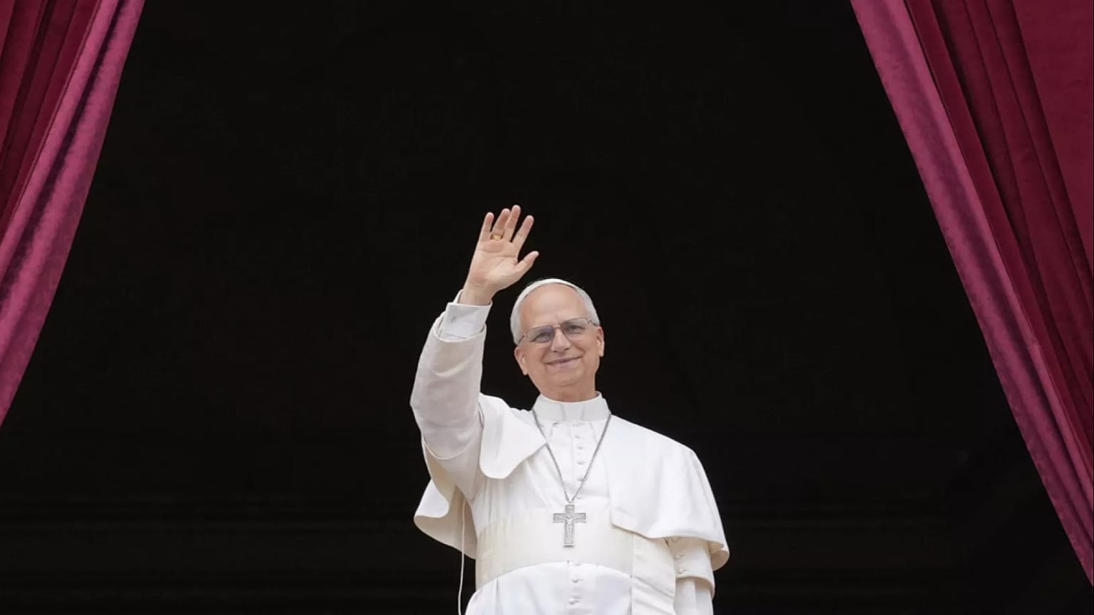 Papst Leo XIV. erscheint am 11. Mai 2025 auf dem Hauptbalkon des Petersdoms im Vatikan, um die Menschenmenge unten zu segnen.