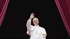 Papst Leo XIV. erscheint am 11. Mai 2025 auf dem Hauptbalkon des Petersdoms im Vatikan, um die Menschenmenge unten zu segnen.