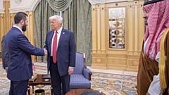 الرئيس السوري الانتقالي أحمد الشرع يصافح الرئيس الأمريكي دونالد ترامب في الرياض، السعودية، يوم الأربعاء 14 مايو 2025. 