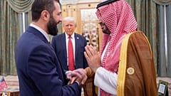  الرئيس دونالد ترامب ، في الوسط ، ينظر إلى ولي العهد السعودي الأمير محمد بن سلمان ، على اليمين ، يصافح الرئيس السوري المؤقت أحمد الشرع ، في الرياض ، المملكة العربية السعودية ،